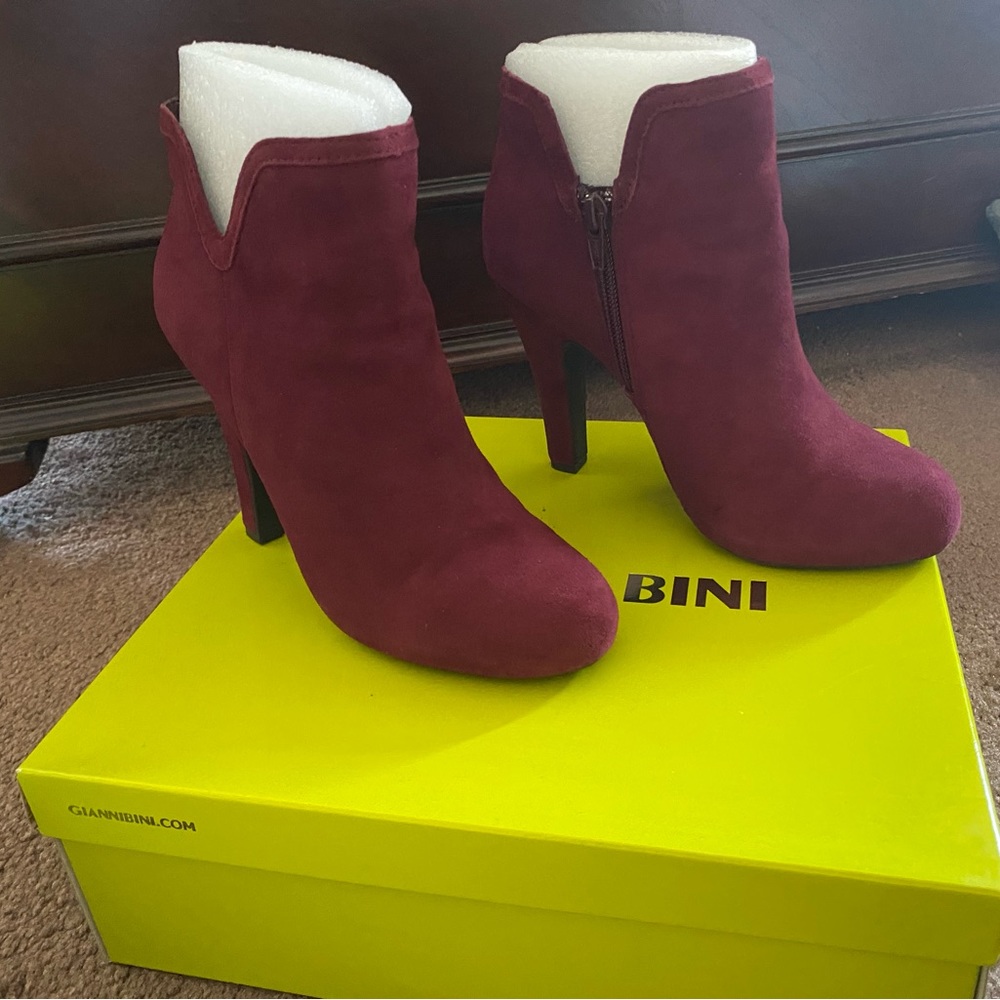 Gianni Bini boot heels size 6.5